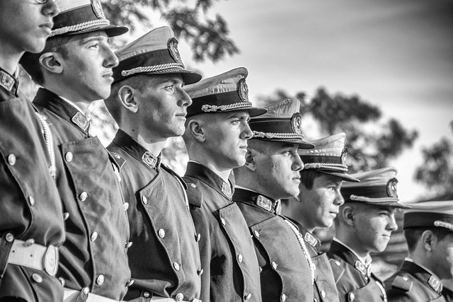 先各自写答案再一起讨论:独立估计与汇总聚合如何压低群体判断误差 配图